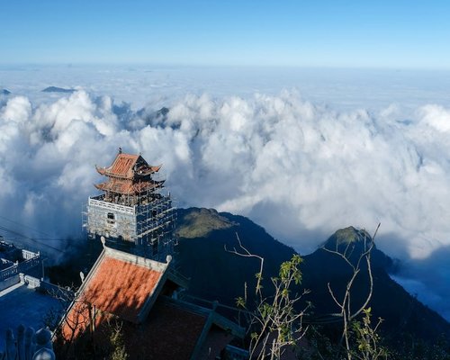 Seseorang sedang melakukan peregangan ringan di sela-sela bekerja